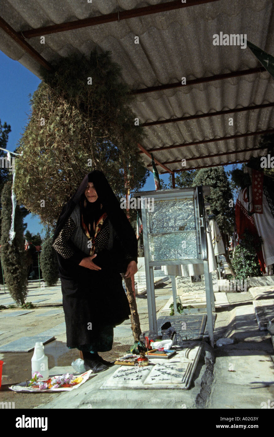 Eine Frau, die Trauer um ihre verlorenen Familienmitglied auf dem Iran-Irak-Krieg-Friedhof in Teheran Stockfoto