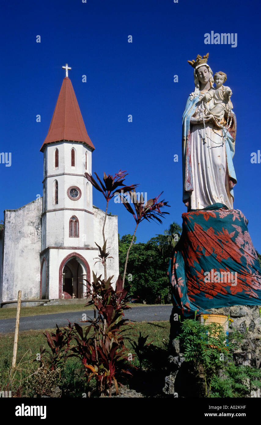 Statue der Jungfrau Maria mit Jesuskind außerhalb einer alten missionarische Kirche, Neu-Kaledonien, Insel im Pazifischen Ozean Stockfoto