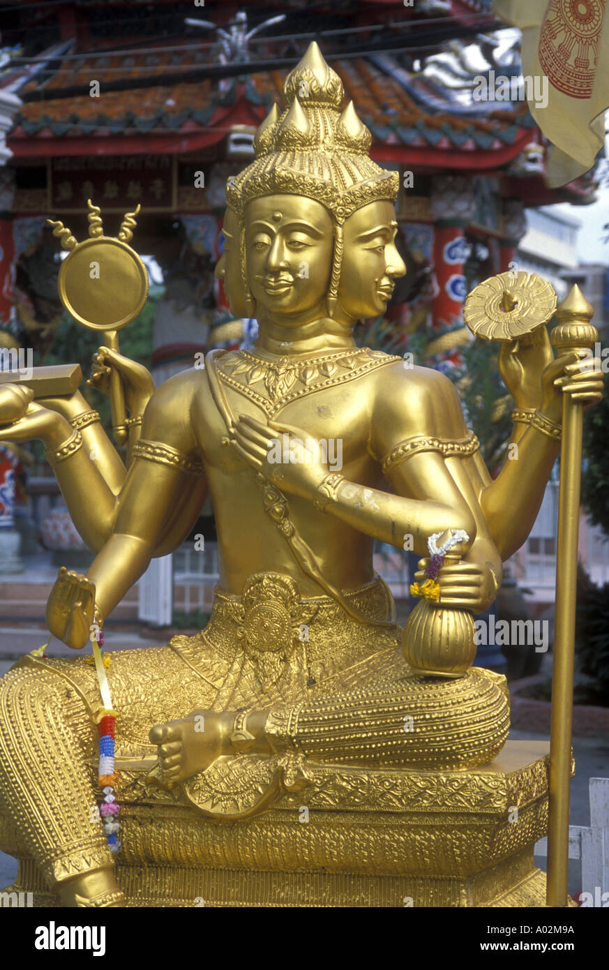 Hinduismus eine Trimurti-Statue, die Götter Brahma, Shiva und Vishnu darstellt Stockfoto