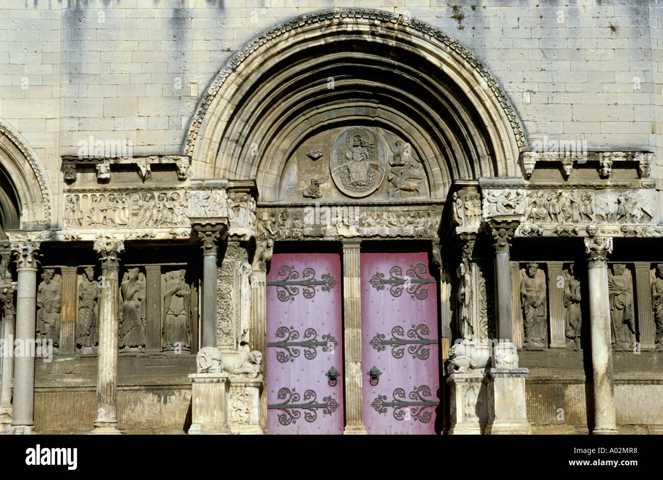 Fassade des 7. Jahrhundert Benediktiner-Klosters in Saint-Gilles, Gard, Frankreich. Stockfoto