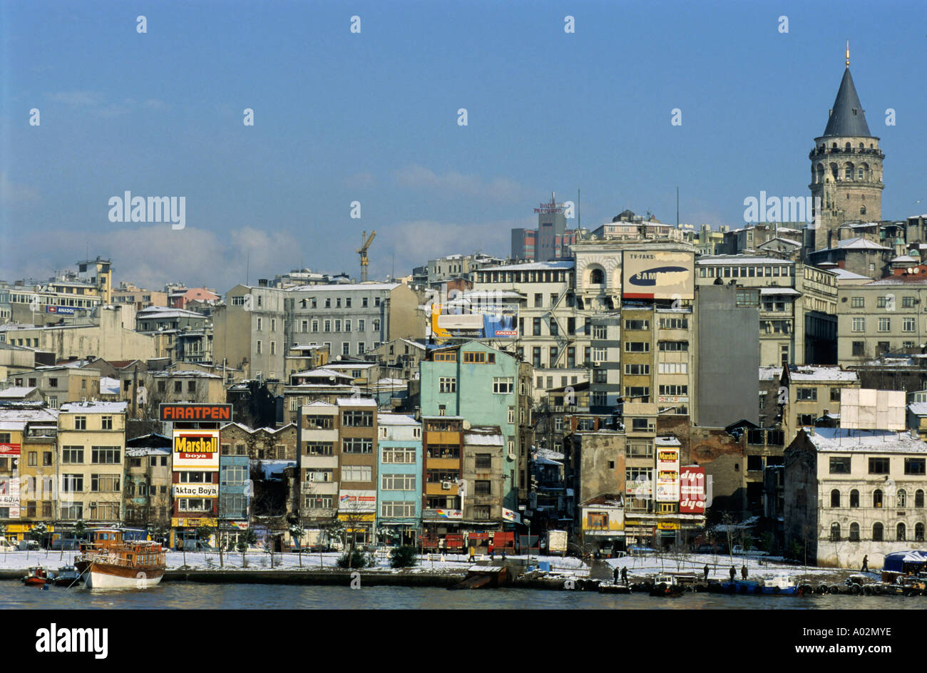 Istanbul, Türkei: The Galata-Turm erhebt sich über der Stadt am Bosporus, Istanbul, Türkei. Stockfoto