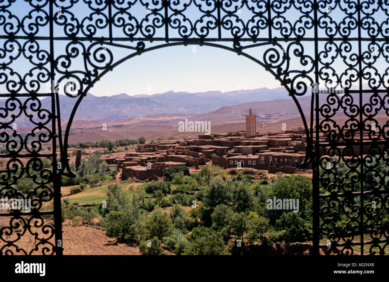 Marokko - Telouet, eine Kasbah oder islamische Stadt, gesehen durch eine schmiedeeiserne Gitter / Fenster Stockfoto