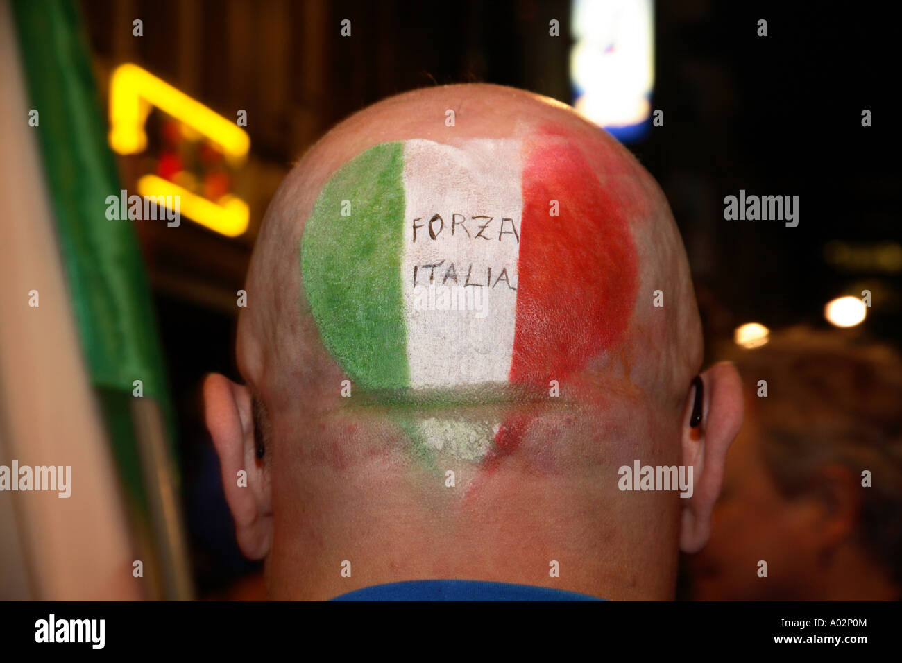 Italienische Fans feiern in Bar Italia nach dem Gewinn des WM-Finales 2006 gegen Frankreich, London Stockfoto