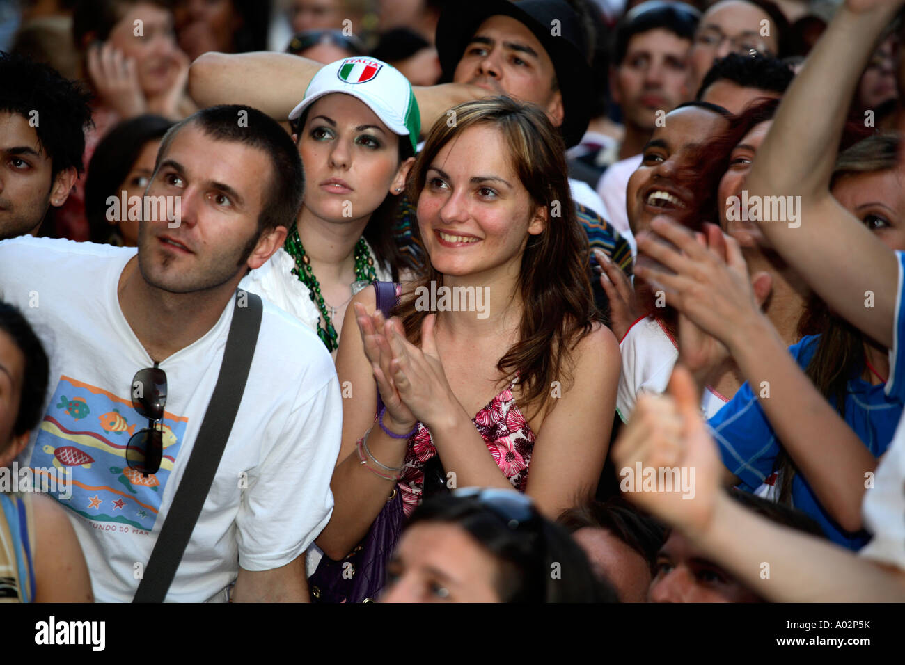 Italienische Fans beobachten 2-0 Sieg gegen Ghana 2006 World Cup Finals, Bar Italia, London Stockfoto