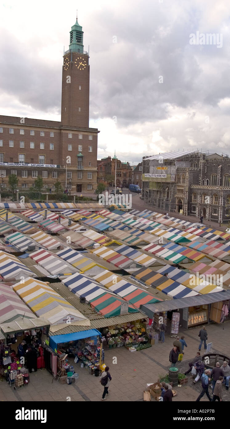 Norwich-Marktplatz mit der Bezirksfusion im Hintergrund und das Rathaus, das richtige fotografieren Jason Bye http Www jasonbye Stockfoto