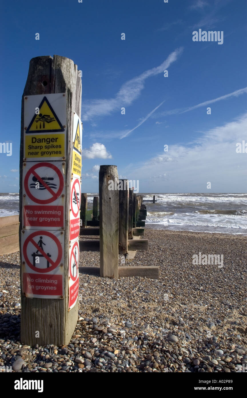 Buhnen auf dem Kies Strand in Southwold in Suffolk fotografieren Jason Bye 10. Oktober 2004 http Www Jasonbye com Stockfoto