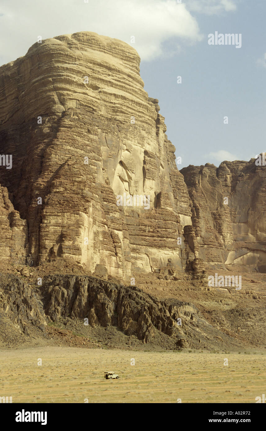 Allradantrieb ist in der Wüste, Wadi Rum, Jordanien. Stockfoto