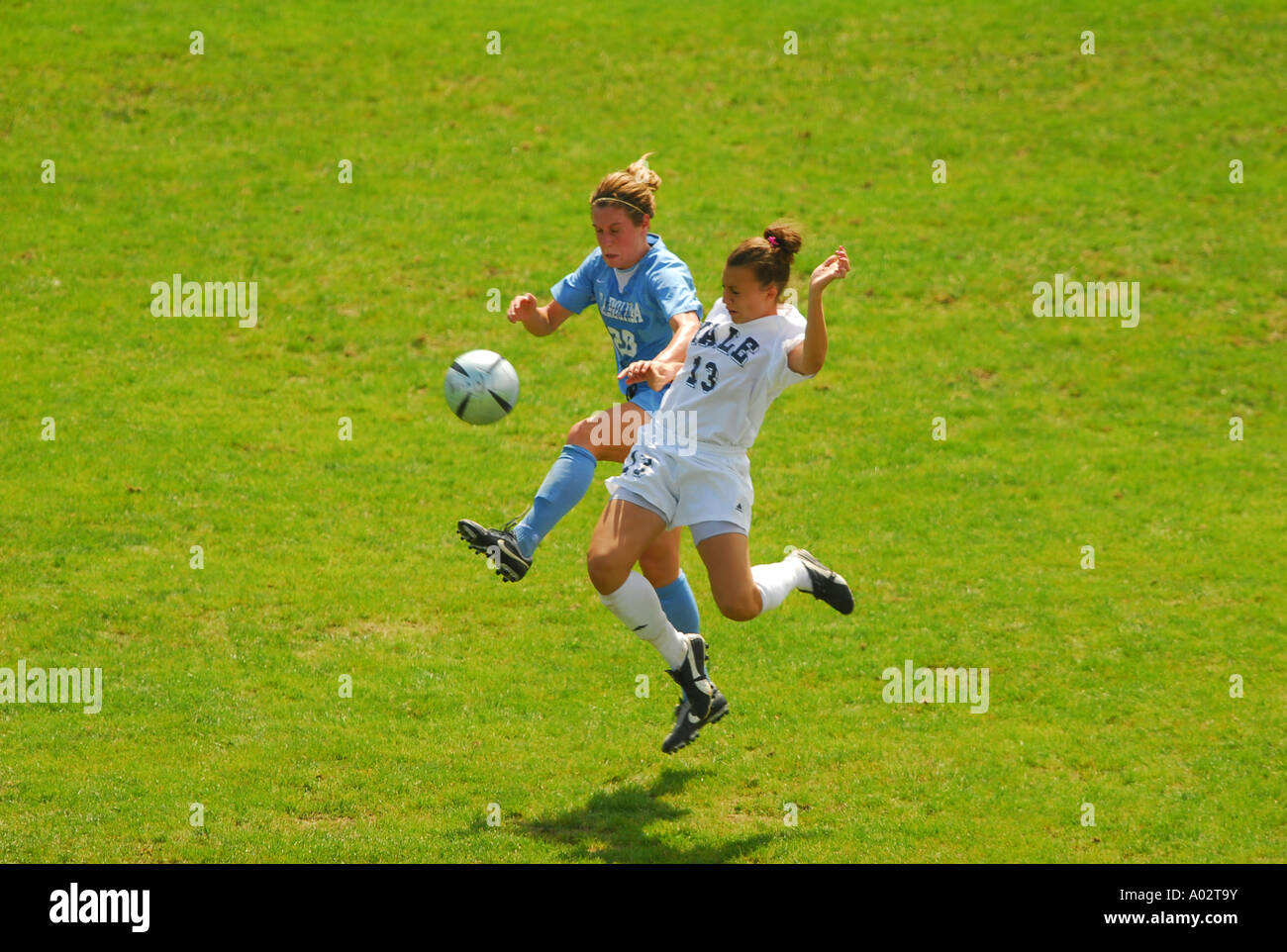 Zwei Frauen kämpfen um den Ball Stiftskirche Fußball Yale Vs North Carolina Stockfoto