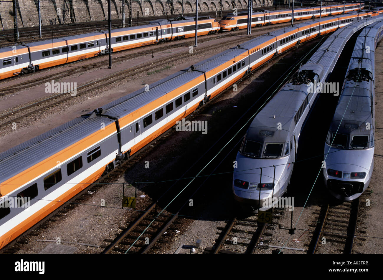 Französischen TGV-Züge warten auf Richtungsgleise für Abfahrts- und Ankunftszeiten, Paris, Frankreich. Stockfoto