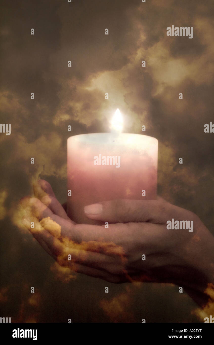 Collage mit weiblichen Händen mit Kerze und dramatischen Himmel. Gott leben und Gebet Konzepte Stockfoto