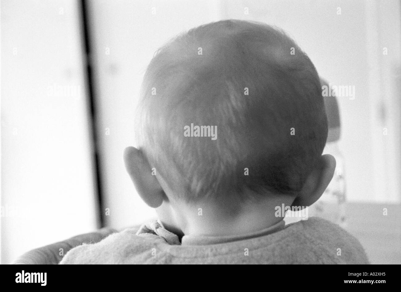 Glatze von einem Babymädchen von hinten Stockfoto