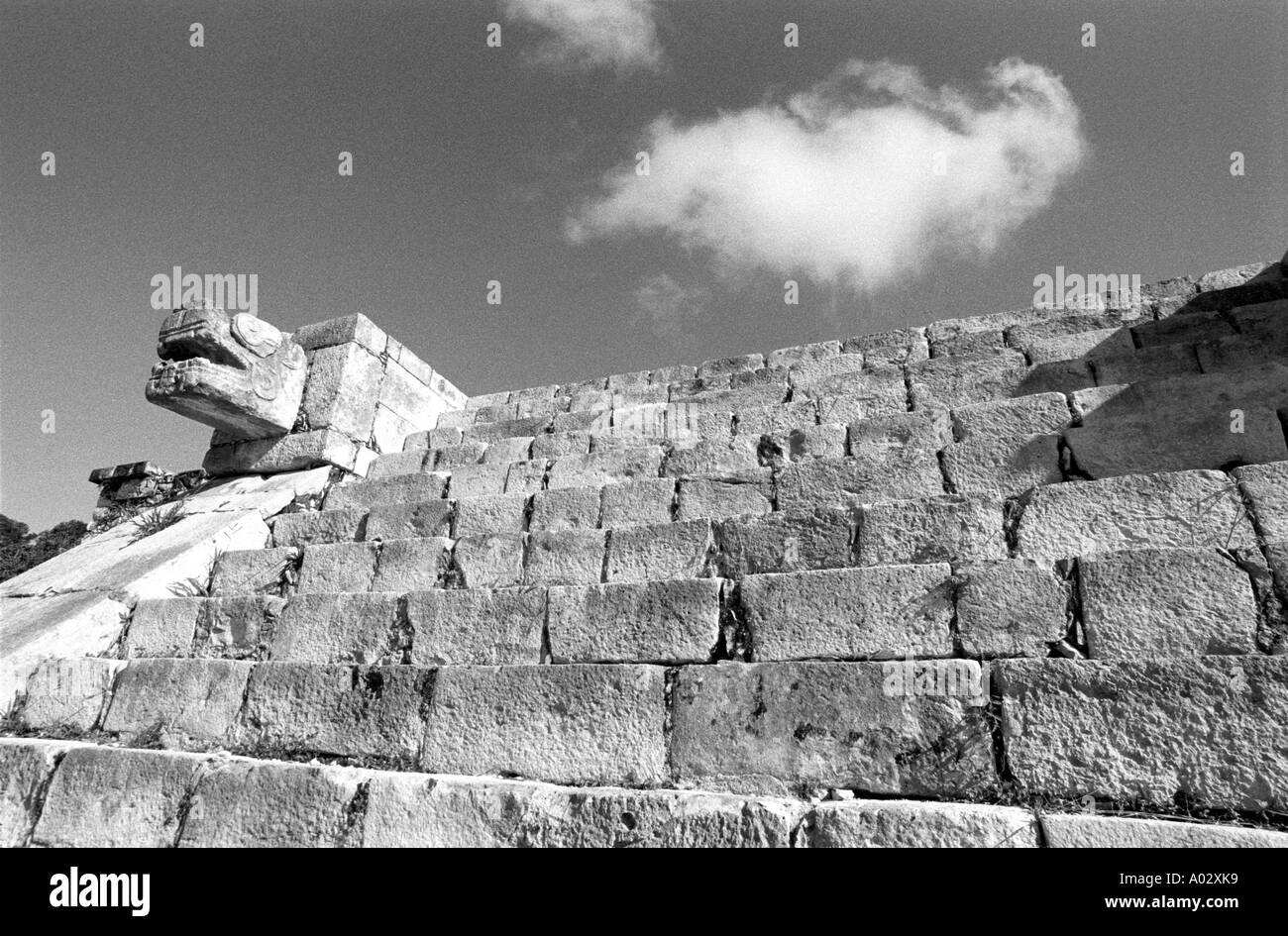 Mexiko-Yucatan-Zustand Chichen Itza der Tempel der Jaguare geformten Kopf einer Klapperschlange und Treppen Stockfoto