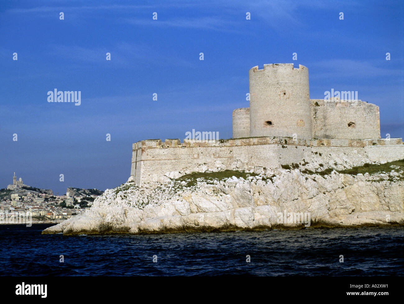 Frankreich Chateau D wenn Schlossinsel und Marseille Stadt im Hintergrund Stockfoto