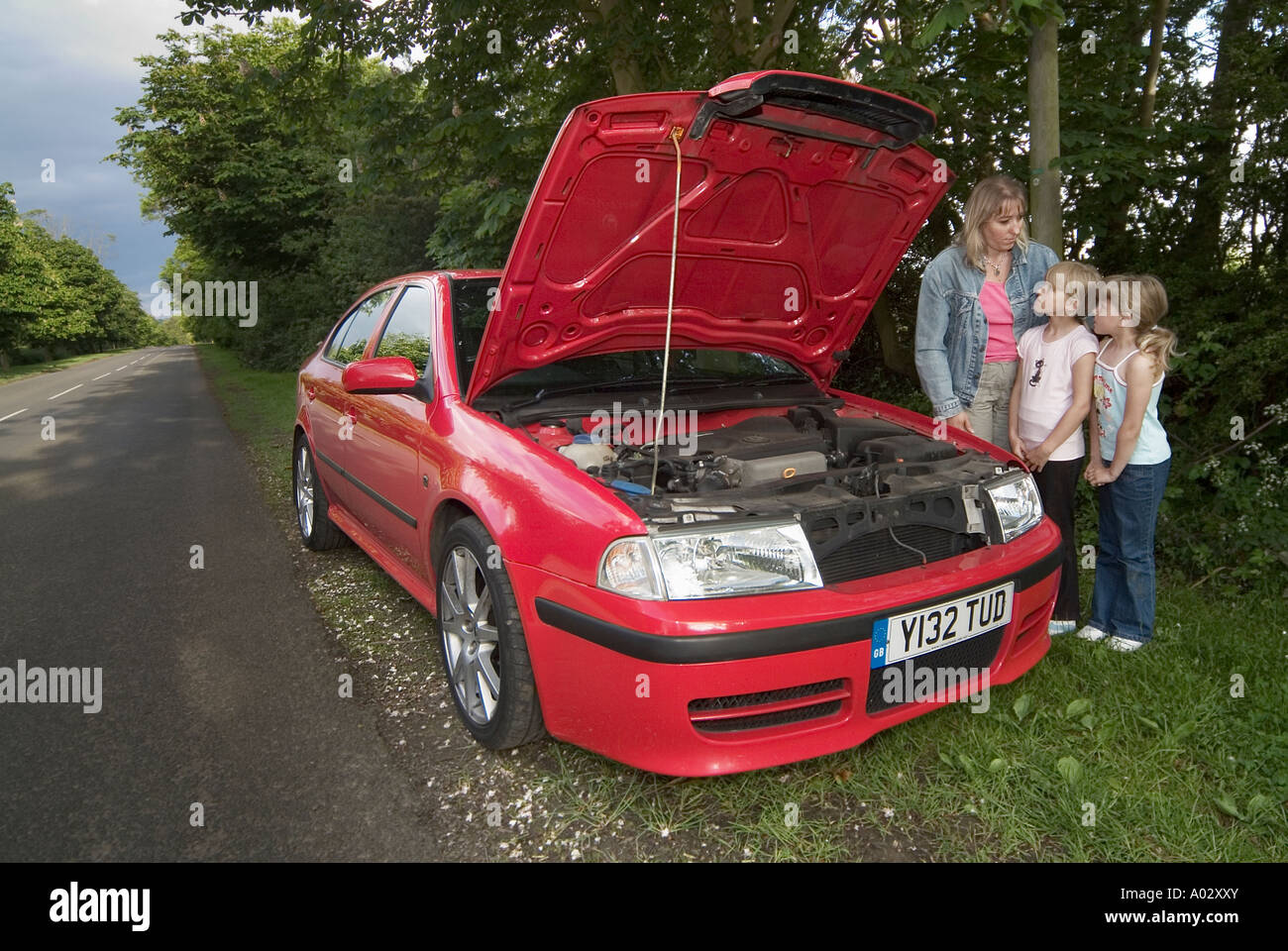 Familie mit einem aufgeschlüsselt Auto wartet auf Hilfe Stockfoto