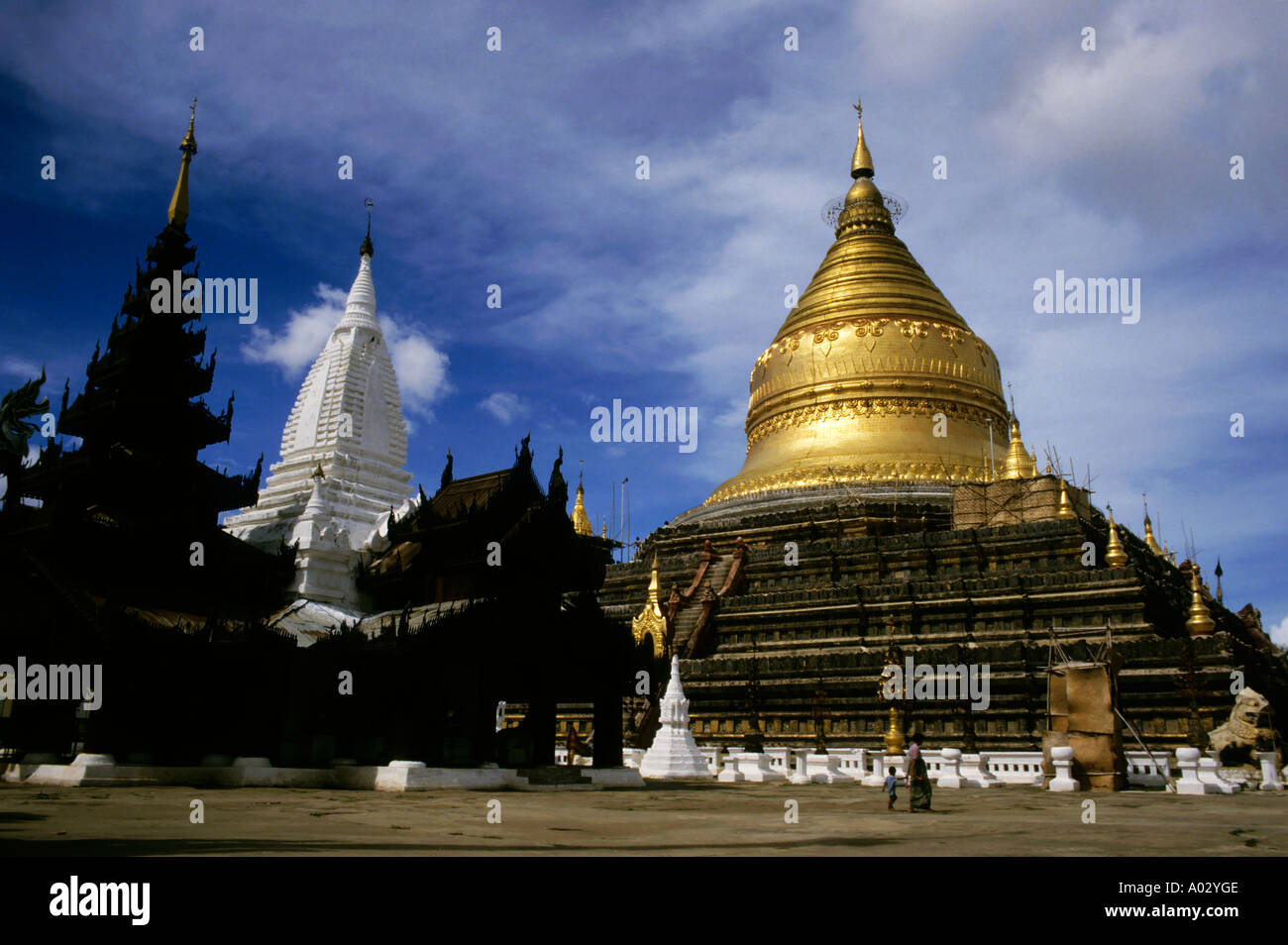 Shwezigon Pagode, ein berühmter buddhistischer Tempel aus dem 12. Jahrhundert in Bagan, Birma, Myanmar. Stockfoto