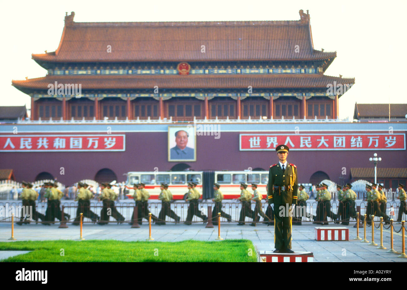 Am frühen Morgen militärische Übungen vorbei Soldat am Beobachtungsposten am Tiananmen-Platz vor Bild von Mao Tse Tung Stockfoto