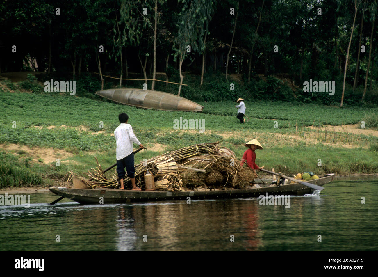 Perfume River, Vietnam - Menschen - Mann und Frau, ein Boot Stockfoto