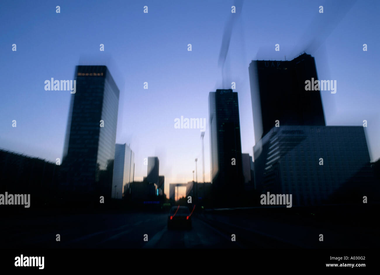 Wolkenkratzer von La Défense gesehen aus einem fahrenden Fahrzeug, Paris, Frankreich. Stockfoto