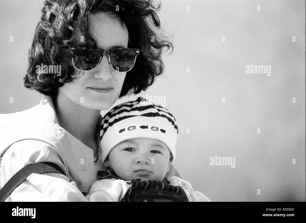 Porträt einer Mutter umarmt ihr einjähriges Baby Boy, Marseille, Frankreich. Stockfoto