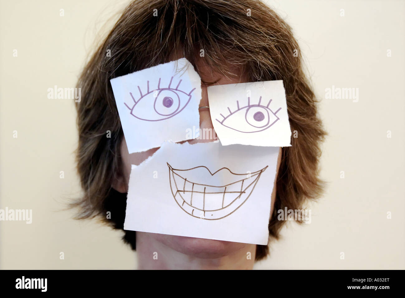 Frau mit Augen und Mund auf Papierherstellung rudimentäre Maske gezeichnet Stockfoto