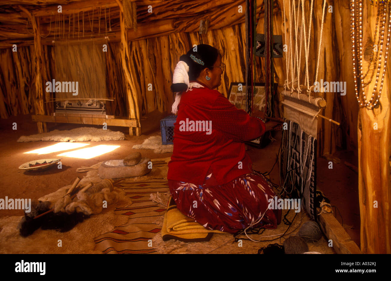 Navajo Teppich Weber arbeiten in ihrem Haus Hogan auf Reservierung ordentlich Fenster Rock Arizona 2004 Stockfoto
