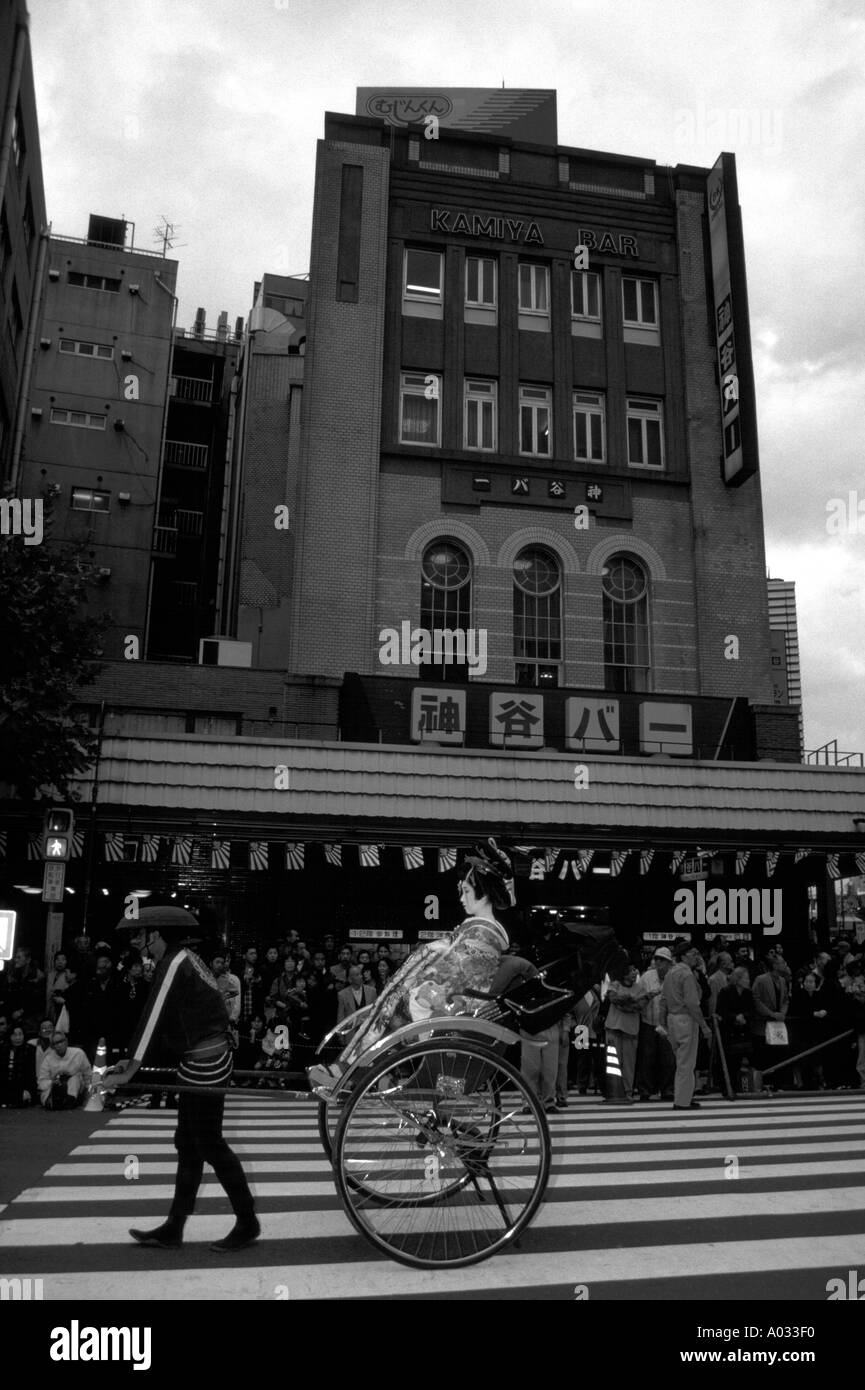 Ein japanisches Mädchen in traditionellen Kostümen beteiligt sich an einem traditionellen Umzug durch die Straßen der Innenstadt von Tokio Stockfoto