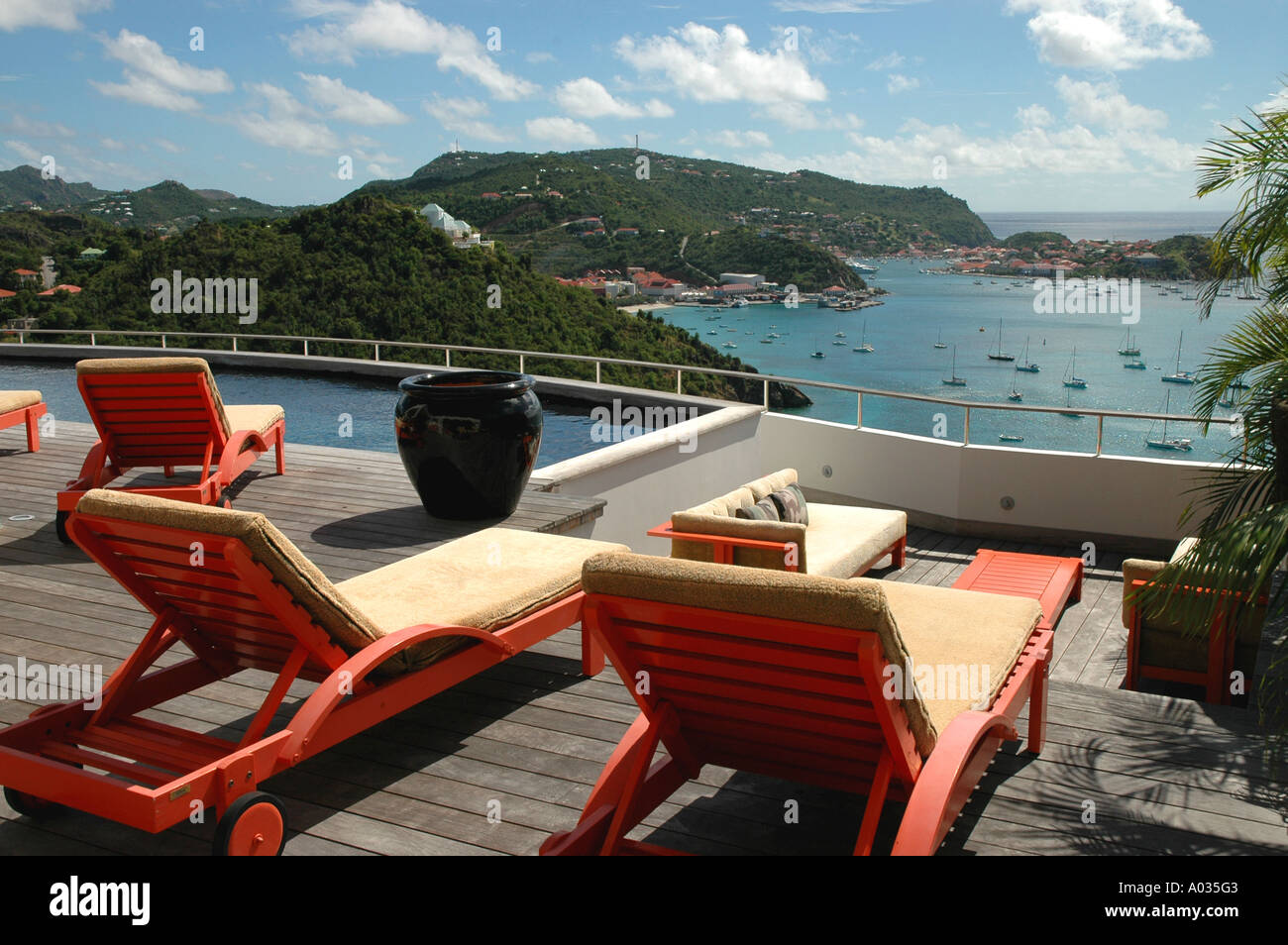 Saint Barth St Barts Private Vermietung Villa Pool Sonnenliegen mit Blick auf Gustavia Harbor Karibik Stockfoto