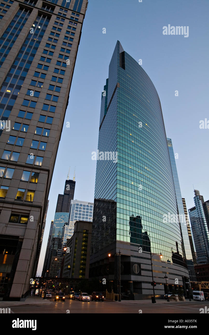 ILLINOIS-Chicago-Chicago-River in downtown Loop-Bereich der Stadt 333 West Wacker Drive aufbauend auf Kurve des Flusses Stockfoto