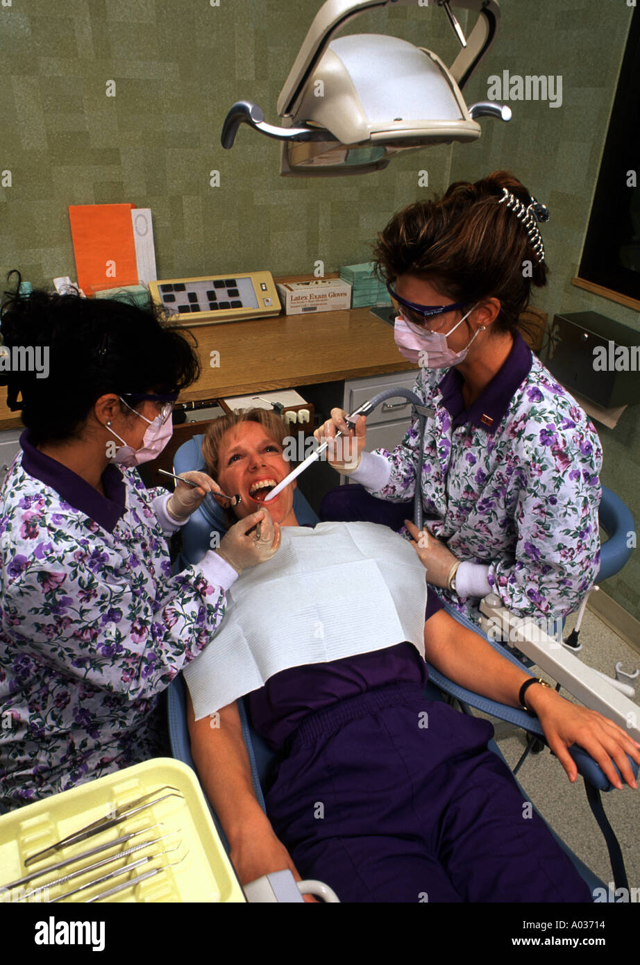 Medizin-Dentalhygienikerinnen mit Patienten im Büro Stockfoto