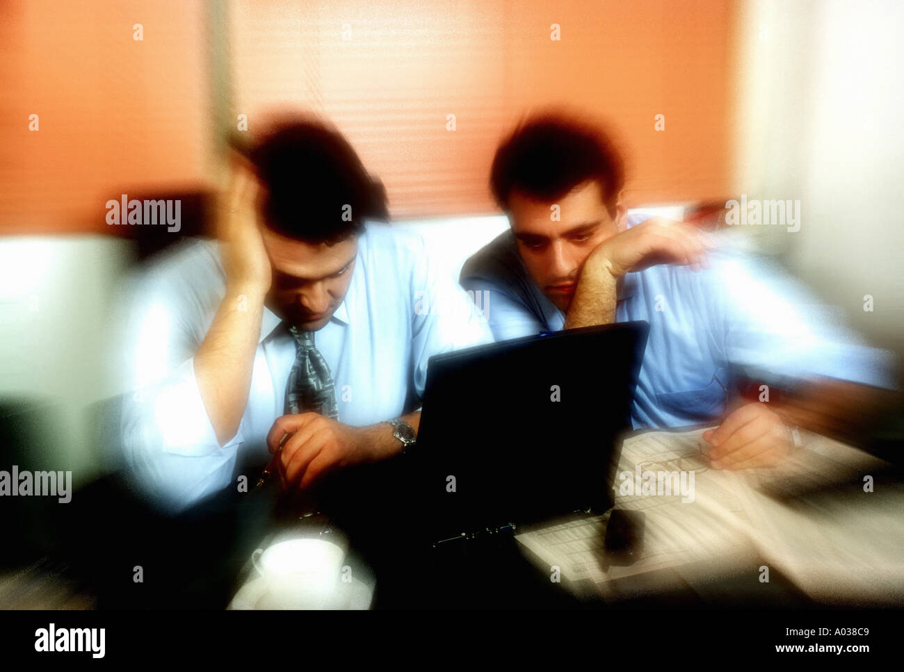 Zwei besorgt, müde und gestresst Geschäftsleute Stockfoto