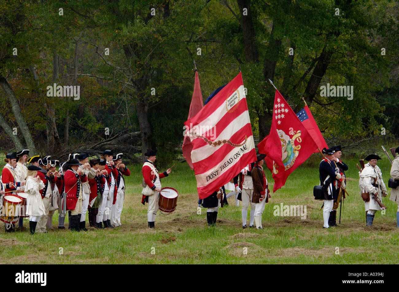 Amerikanische Armee reenactors mit der klapperschlange Flagge März zu dem Verzicht bei Yorktown, Virginia. Digitale Fotografie Stockfoto