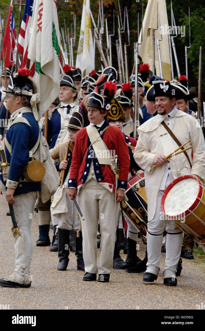 Amerikanische Armee reenactors März zu dem Verzicht Zeremonie bei Yorktown, Virginia. Digitale Fotografie Stockfoto