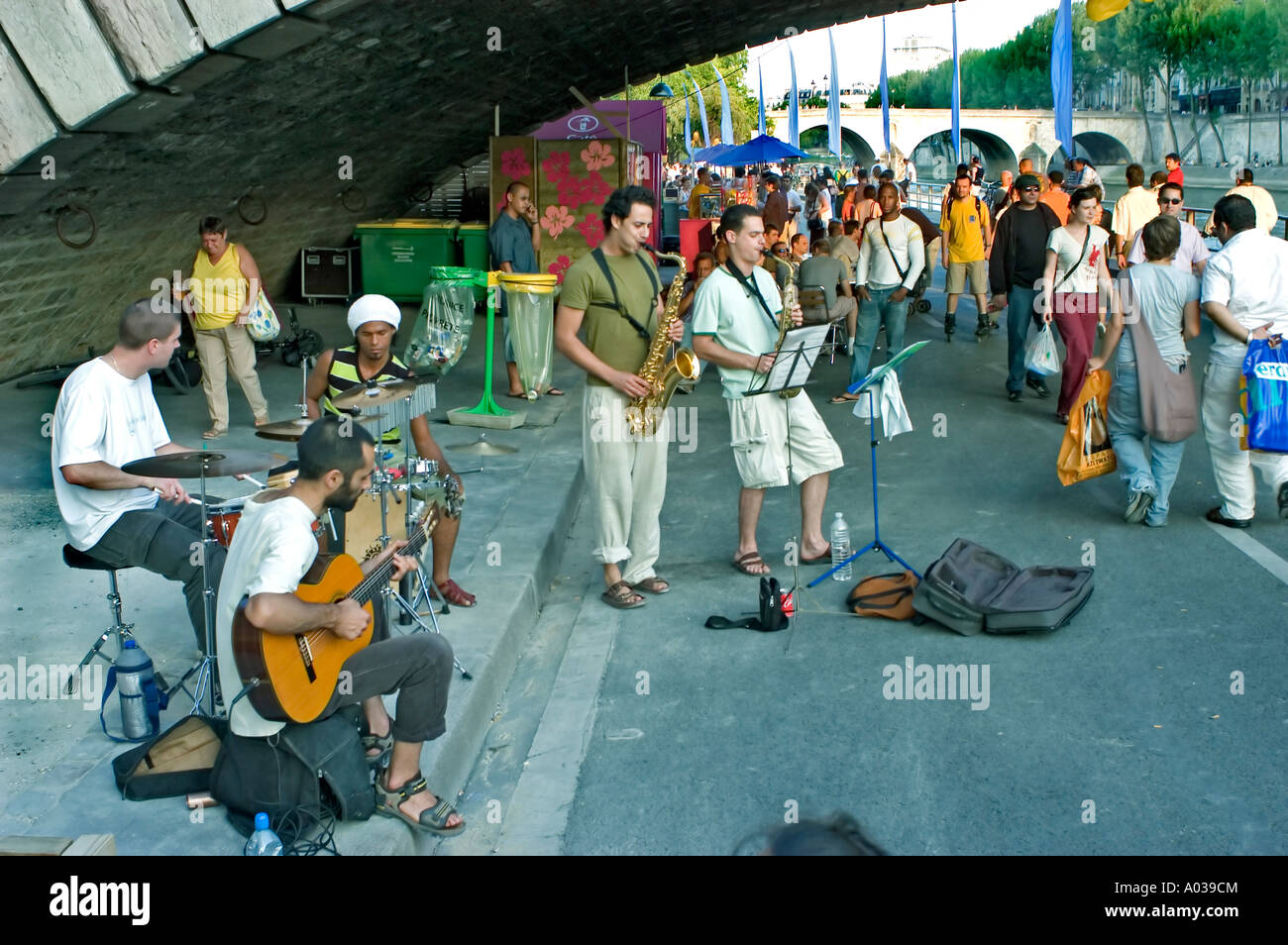 Paris Frankreich, Öffentliche Veranstaltungen 'Paris Plages' French Street Festival Entspannen im Stadtzentrum entlang der 'River seine Plage' Jazz Music Band, Teenager spielen Stockfoto