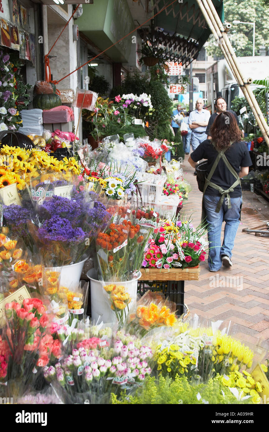 Menschen, die vorbeigehen Blumenladen, Blumenmarkt Stockfoto