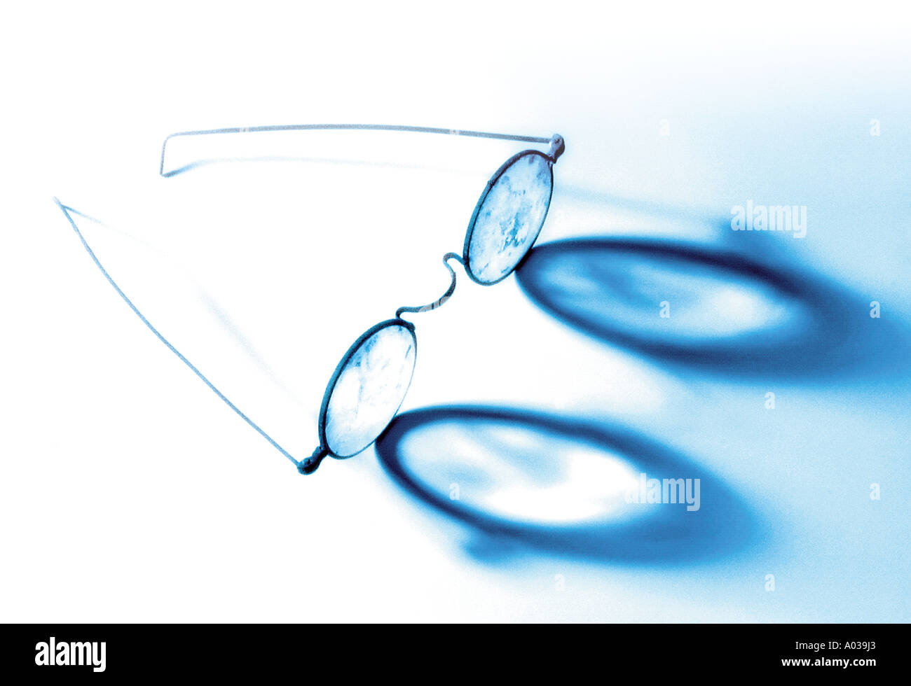 ALTEN DRAHT-BRILLE MIT LANGEN SCHATTEN Stockfoto