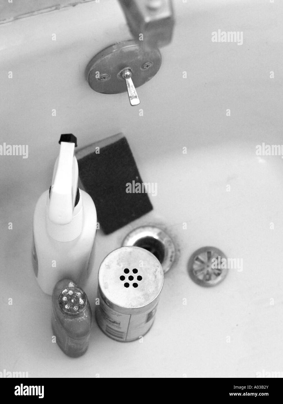 Verschmutzt oder angestaubten Reinigungsmittel in einer Badewanne brauchen Reinigung, in schwarz und weiß. Stockfoto