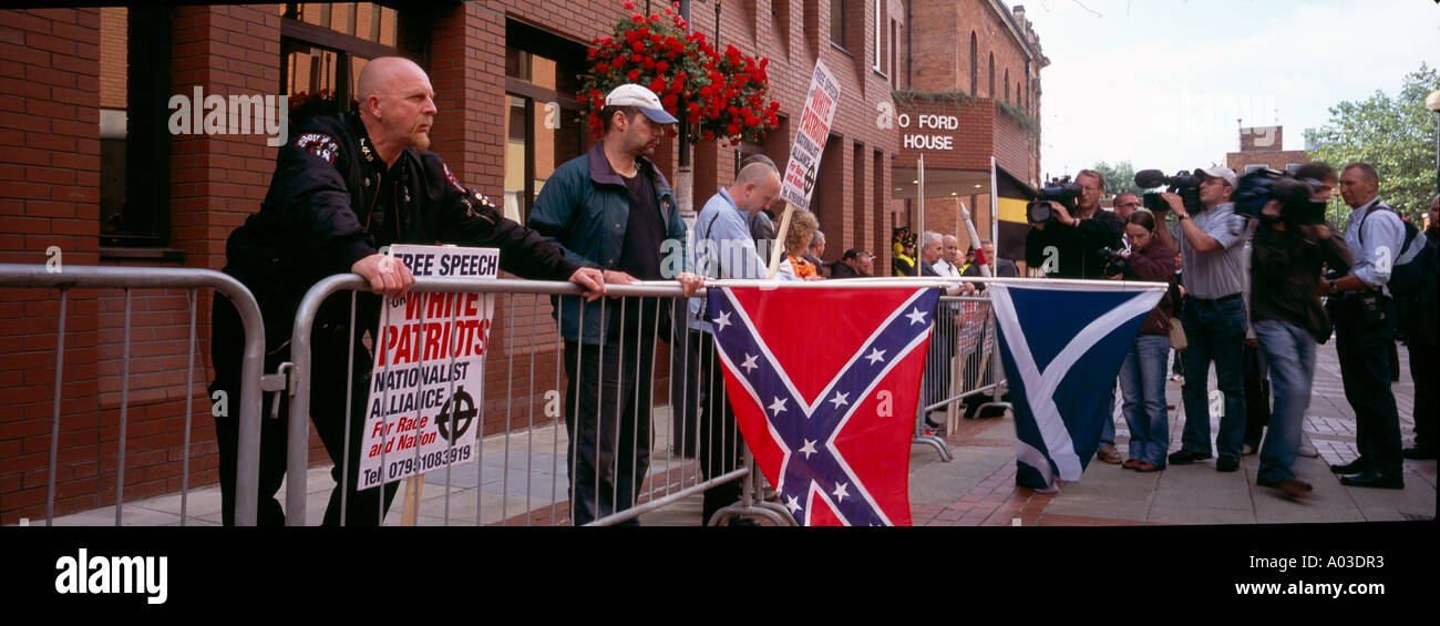 BNP (British National Party) Demonstranten-support Führer Nick Griffin und Party Aktivist Mark Collett außerhalb von Leeds Crown Court. Leeds vom 25. Juli 2005. Stockfoto