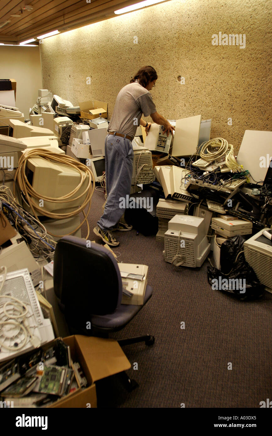 Redundante Computertechnologie ist in einem Hochhaus-Büro gestapelt. Stockfoto