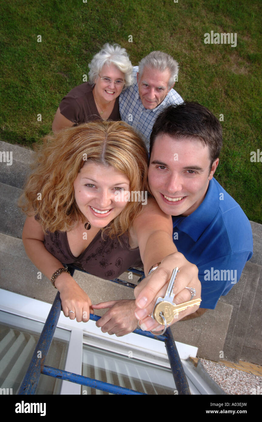 EIN JUNGES PAAR AUF DER EIGENSCHAFT LEITER UK Stockfoto