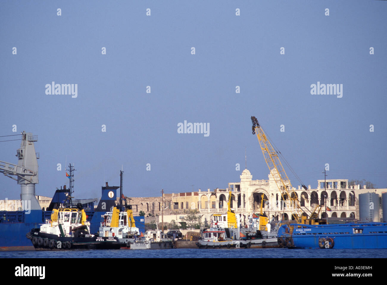 Abbildung des Hafen Massawa am Roten Meer in Eritrea mit Haile Selassie Palast im Hintergrund Stockfoto