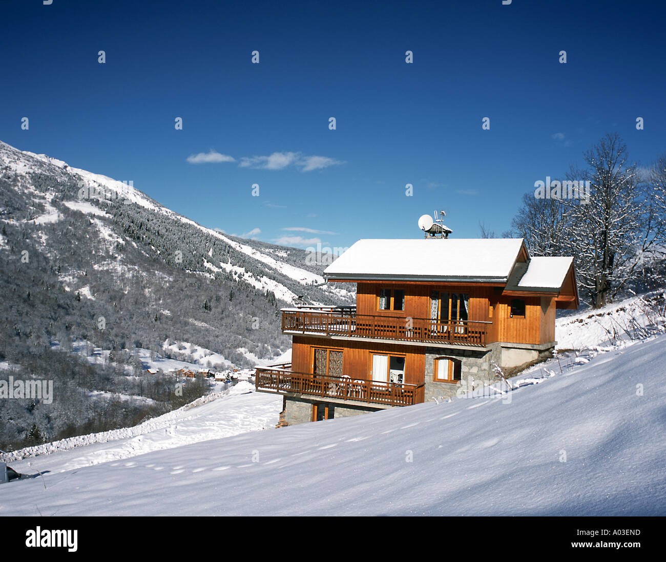 Eine Ski-Hütte in den Alpen Schnee bedeckt vor blauem Himmel Stockfoto