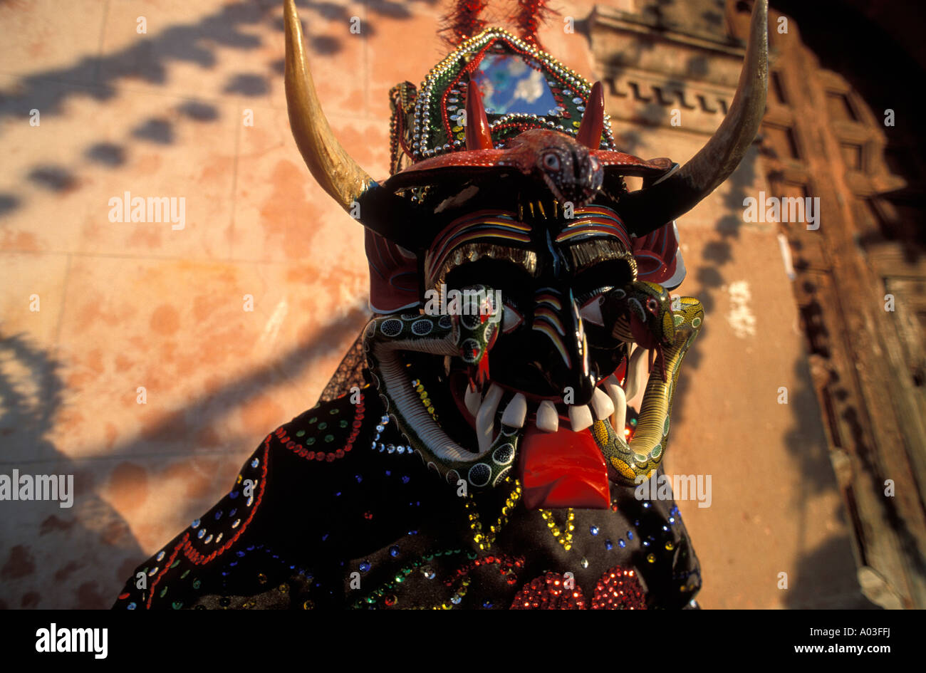 Abbildung des mexikanischen Tänzerin in Teufel Maske in der Nähe von Patzcuaro Mexiko Stockfoto
