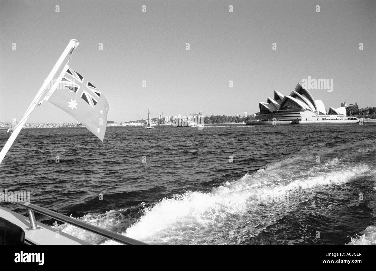 eine Fähre mit der australischen Flagge segeln vom Sydney Opera house Stockfoto