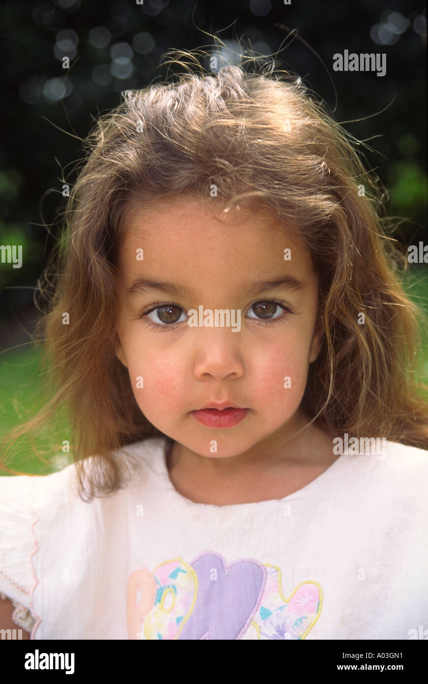 Porträt von Mädchen ziemlich drei Jahre alten "Mischlinge" Stockfoto