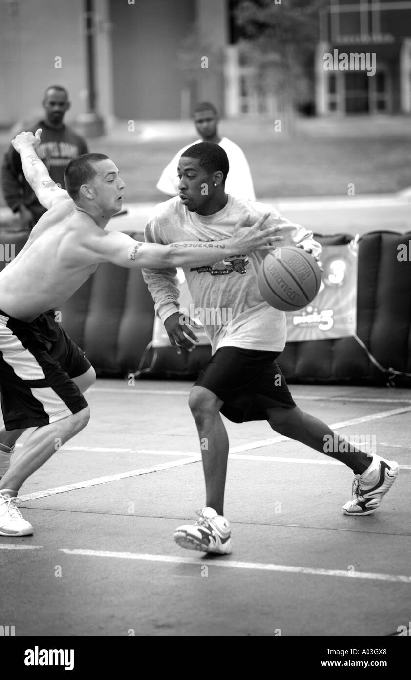 Zwei Basketball-Spieler in Bewegung. Stockfoto