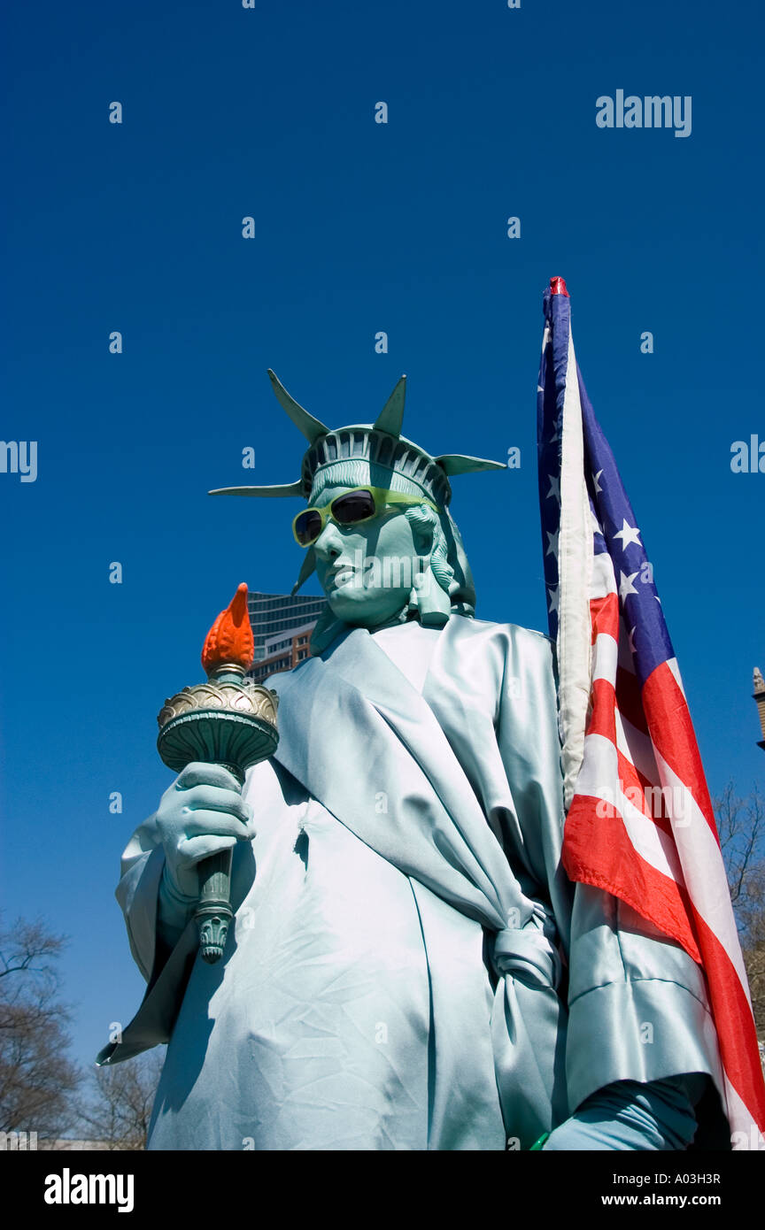 New York City New York Street Entertainer gekleidet als Statue of Liberty im Battery Park. Stockfoto