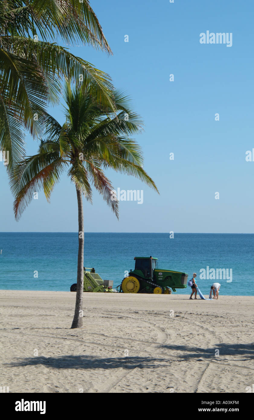 Strand Wartung Traktor Reinigung Küste Fort Lauderdale Florida USA A John Deere Traktor zieht einen Friseur Surf Rechen Stockfoto