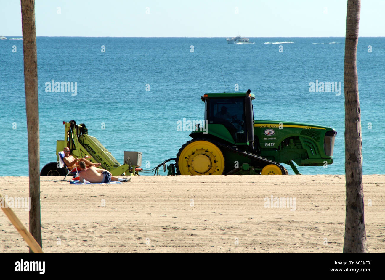 Strand Wartung Traktor Reinigung Küste Fort Lauderdale Florida USA A John Deere Traktor zieht einen Friseur Surf Rechen Stockfoto