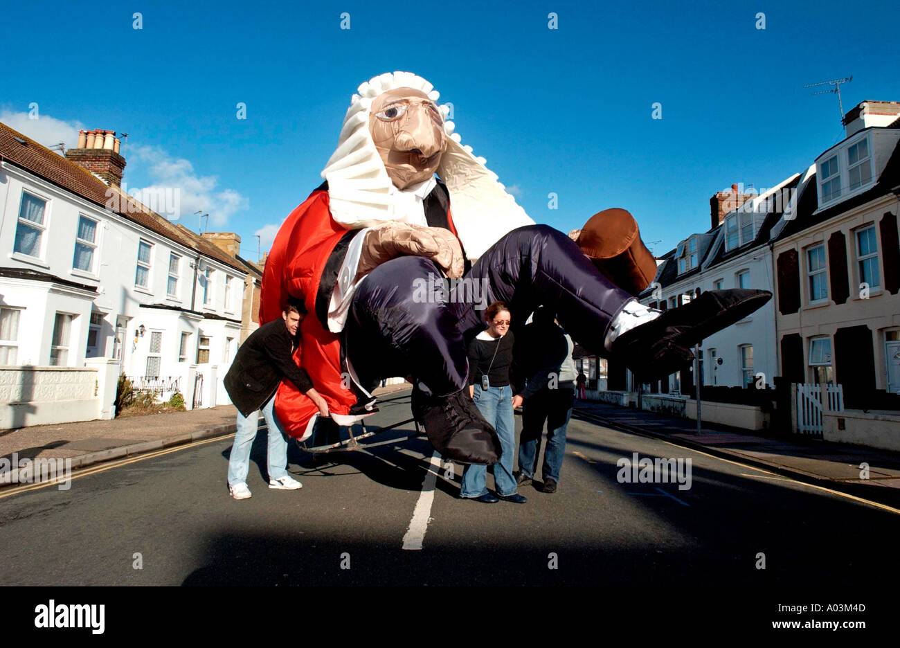 Hier kommt die verrückte Richter Legal Eagle ist bereit für Karnevalsumzug Stockfoto
