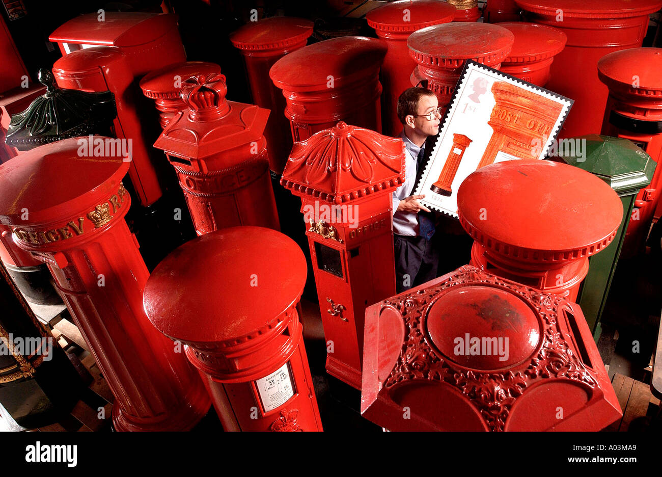 Historische Säule Boxen bei Royal Mail Depot mit speziellen Gedenk Briefmarkenausgabe zeigt einen Briefkasten im Jahre 1856 entworfen. Stockfoto